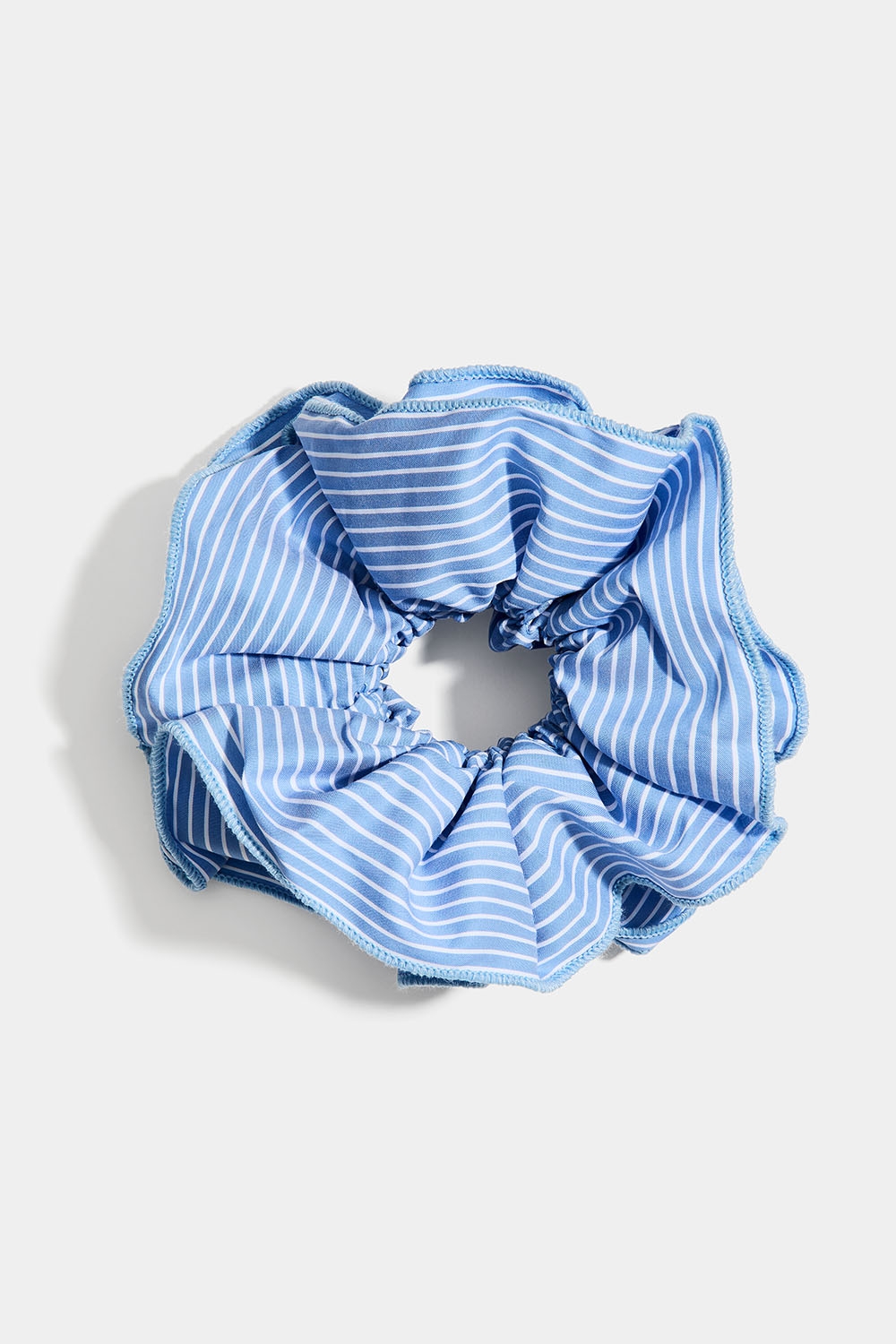 Blå- og hvidstribet scrunchie i gruppen Håraccessories / Scrunchies hos Glitter (332001307400)