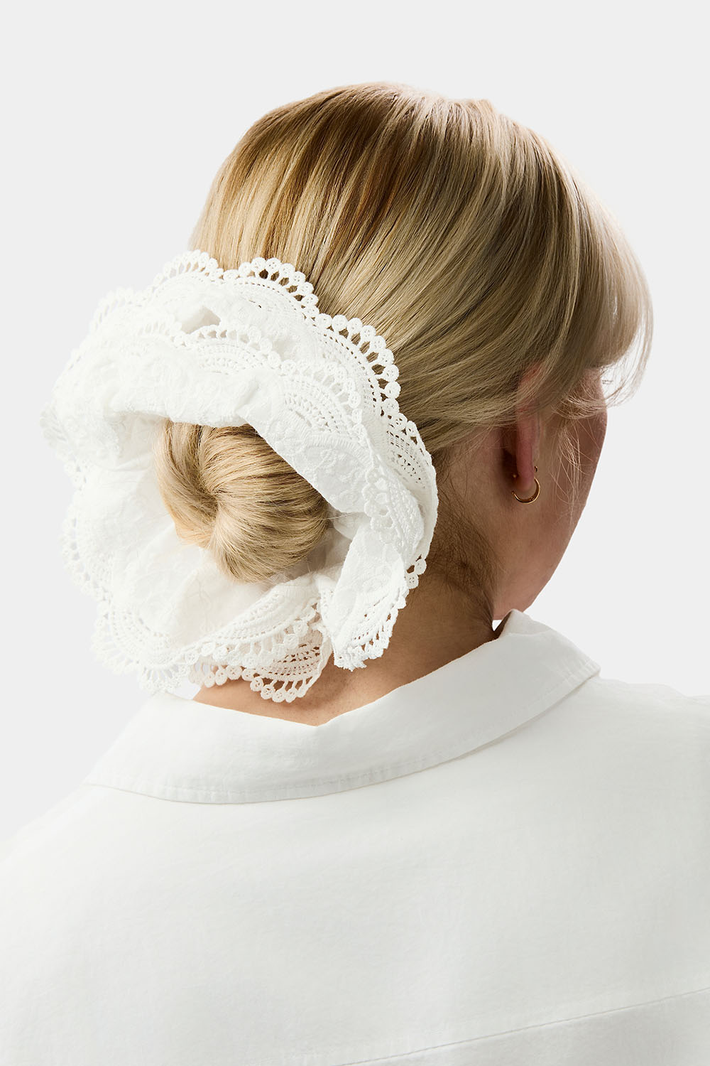 Hårbøjle med broderet stof i gruppen Håraccessories / Scrunchies / Mega scrunchies hos Glitter (332001313000)