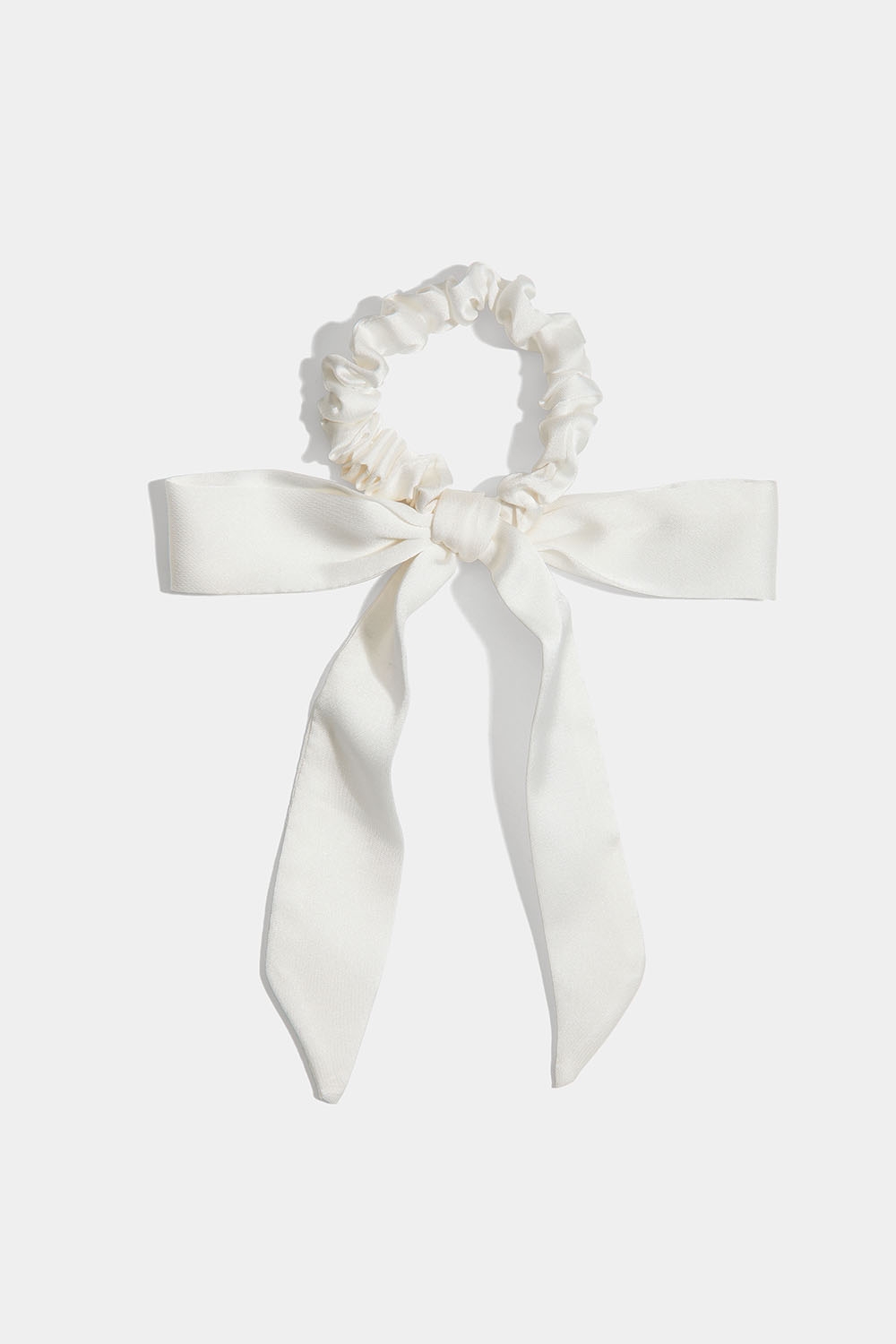 Hvid scrunchie med sløjfe og længere bånd i gruppen Håraccessories / Scrunchies / Scrunchies med tørklædedetalje hos Glitter (332001333000)
