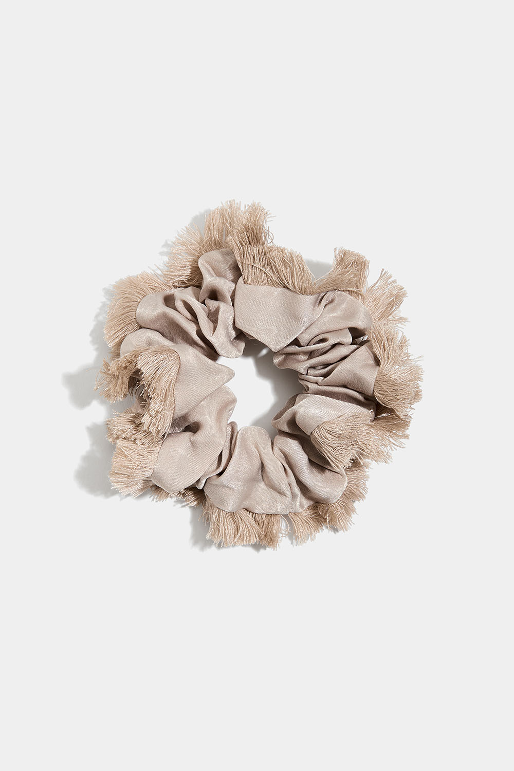 Scrunchie med flæser, beige i gruppen Håraccessories / Scrunchies hos Glitter (332001348300)