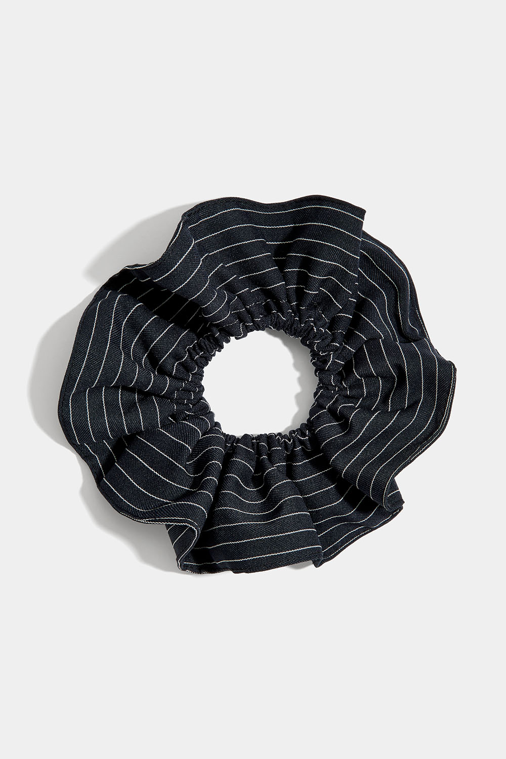 Stor nålestribet scrunchie i gruppen Håraccessories / Scrunchies hos Glitter (332001387200)