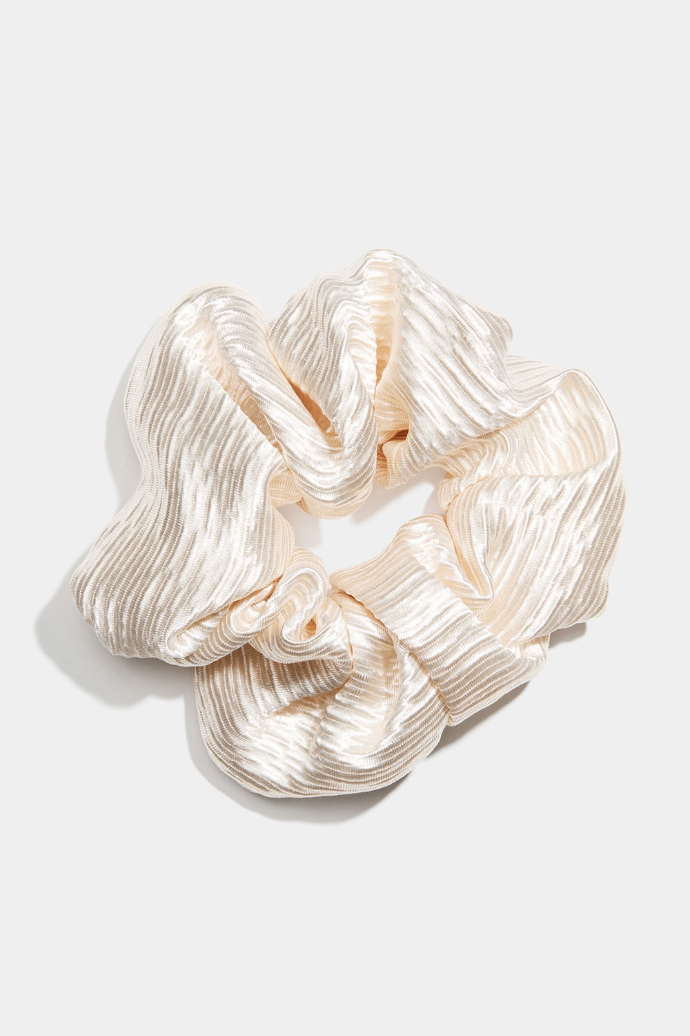 Beige plisseret scrunchie i gruppen Håraccessories / Scrunchies hos Glitter (332001393100)