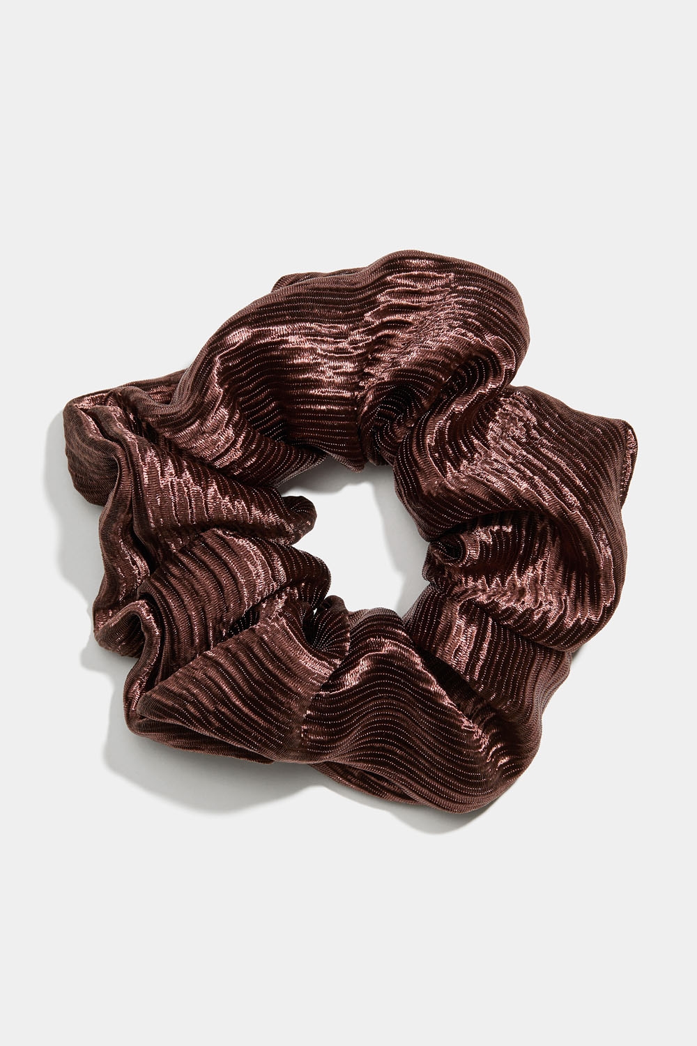 Brun plisseret scrunchie i gruppen Håraccessories / Scrunchies hos Glitter (332001398200)