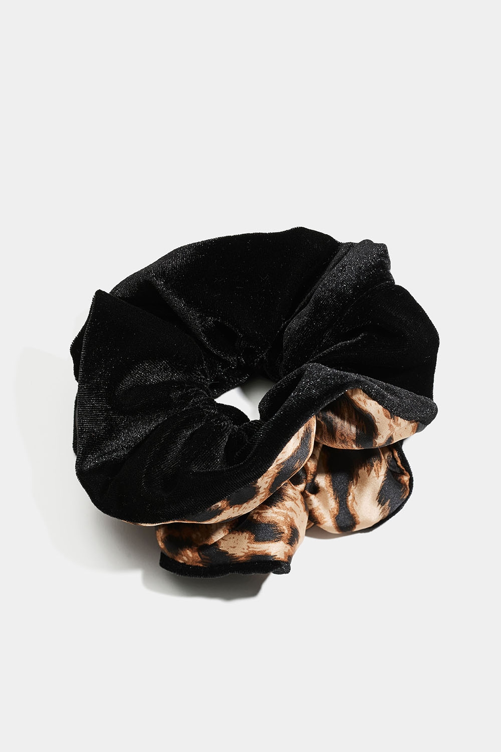 Scrunchie i sort fløjl og leopardprint i gruppen Håraccessories / Scrunchies hos Glitter (332001480500)