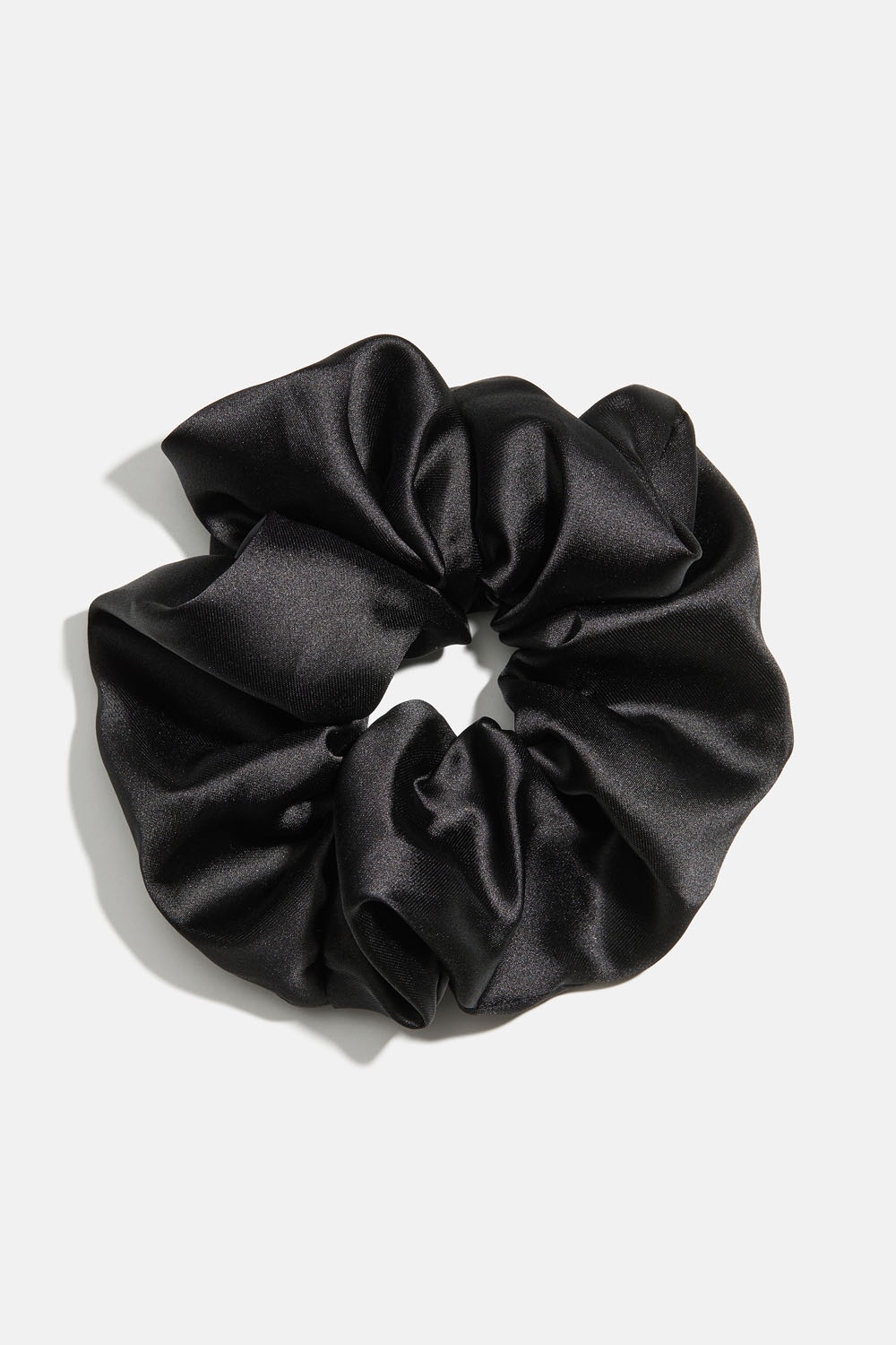 Sort scrunchie i glansfuldt stof i gruppen Store week / hos Glitter (332001539000)