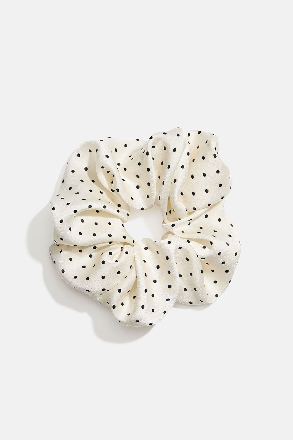 Hvid scrunchie i imiteret silke med sorte prikker i gruppen Håraccessories / Scrunchies hos Glitter (332001623400)