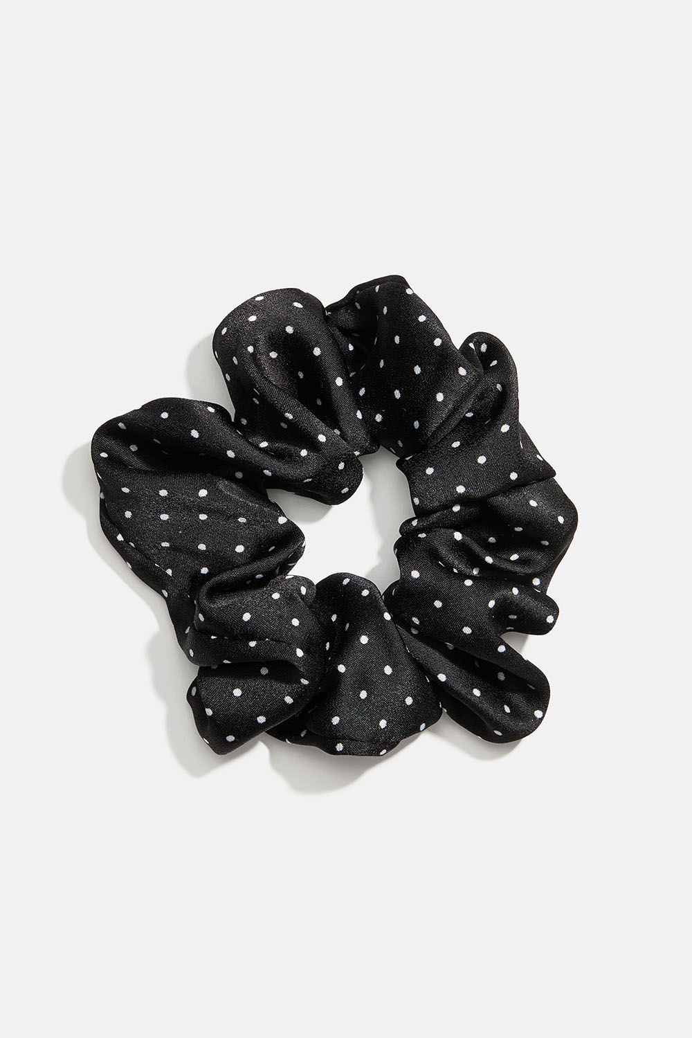 Sort scrunchie i imiteret silke med hvide prikker i gruppen Håraccessories / Scrunchies hos Glitter (332001629400)