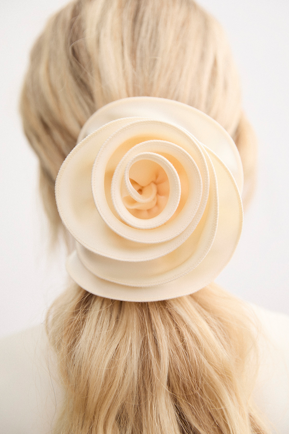 Hvid scrunchie med stor rose i gruppen Håraccessories / Scrunchies / Mega scrunchies hos Glitter (332002003100)