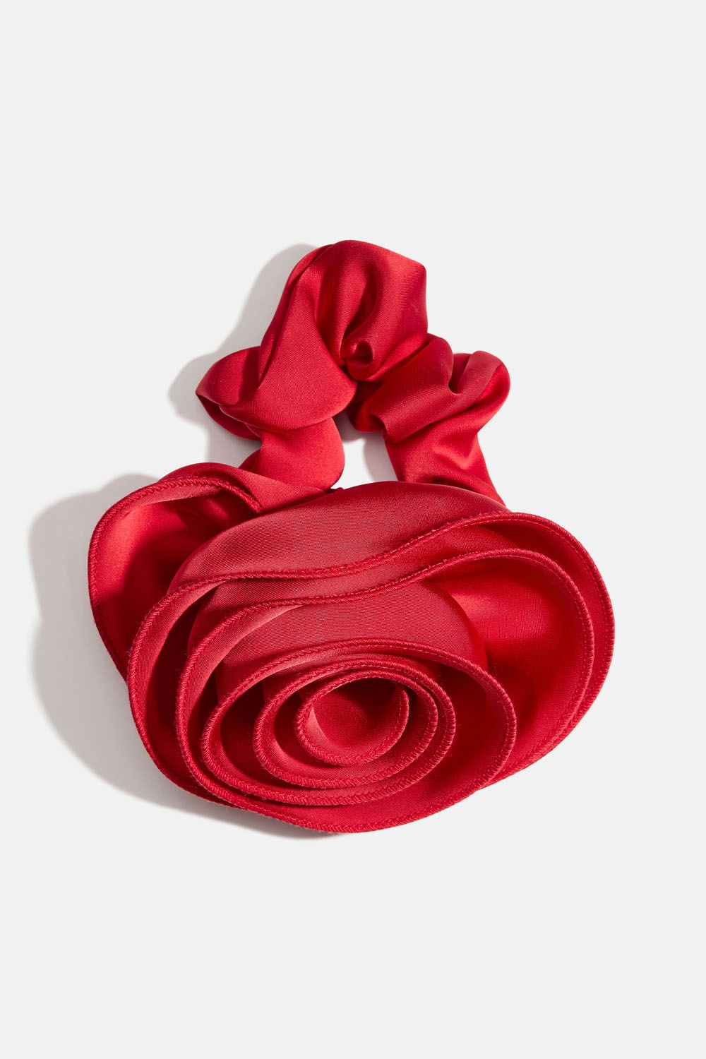 Rød scrunchie med stor rose i gruppen Håraccessories / Scrunchies / Mega scrunchies hos Glitter (332002006000)