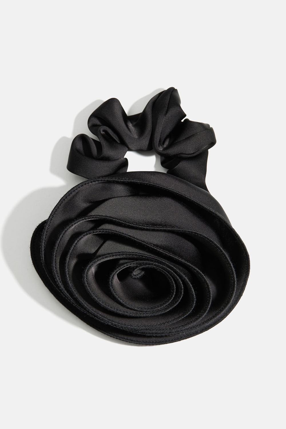 Sort scrunchie med stor rose i gruppen Håraccessories / Scrunchies / Mega scrunchies hos Glitter (332002009000)