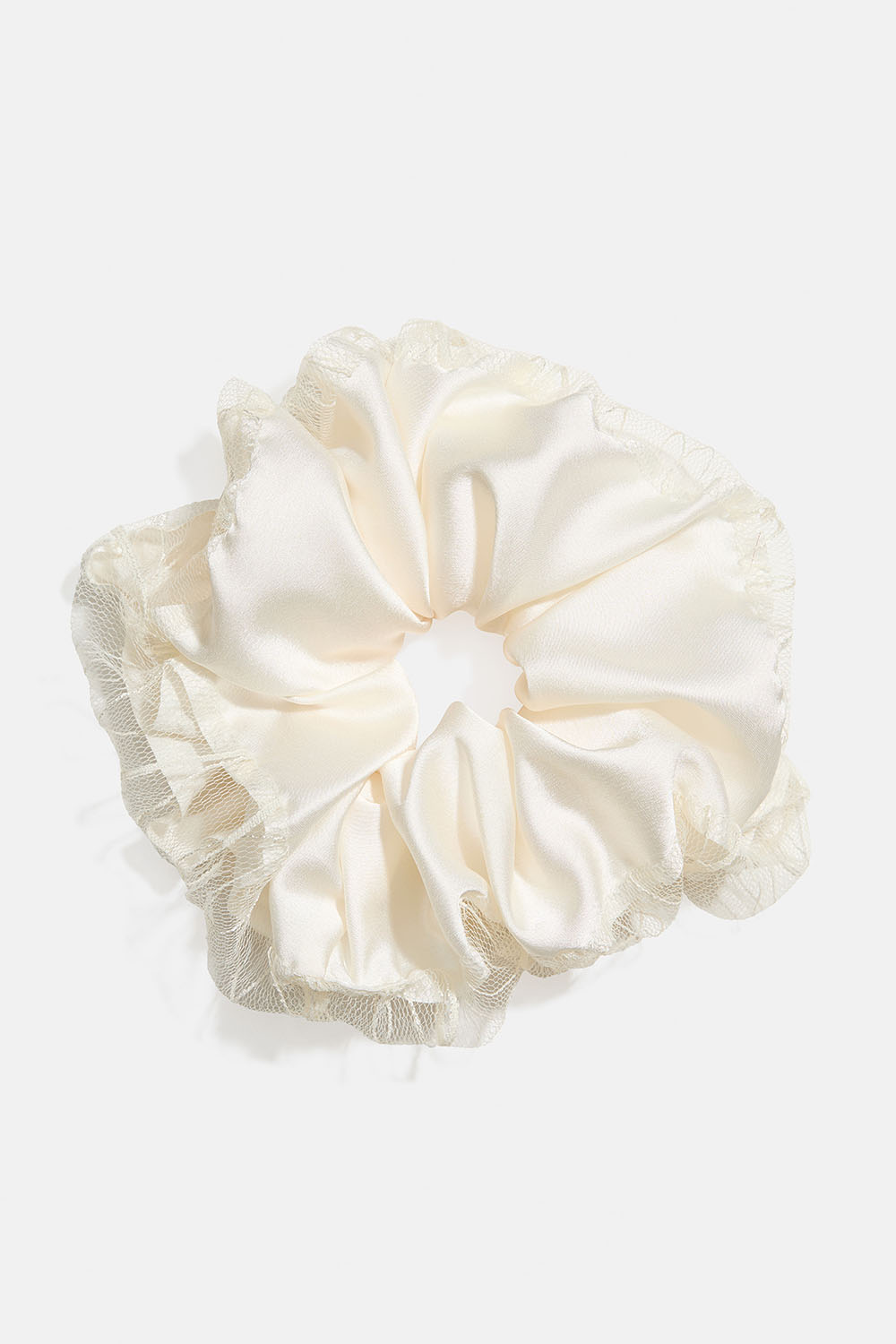 Hvid scrunchie i imiteret silke og blondedetalje i gruppen Håraccessories / Scrunchies hos Glitter (332002023100)