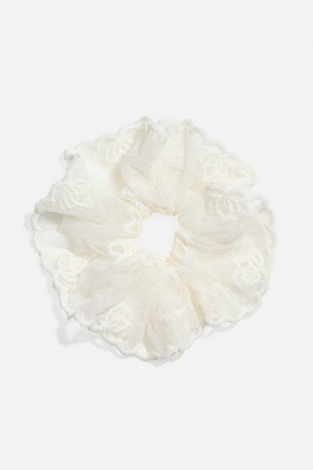 Hvid scrunchie med blondestof i gruppen Håraccessories / Scrunchies hos Glitter (332002043000)