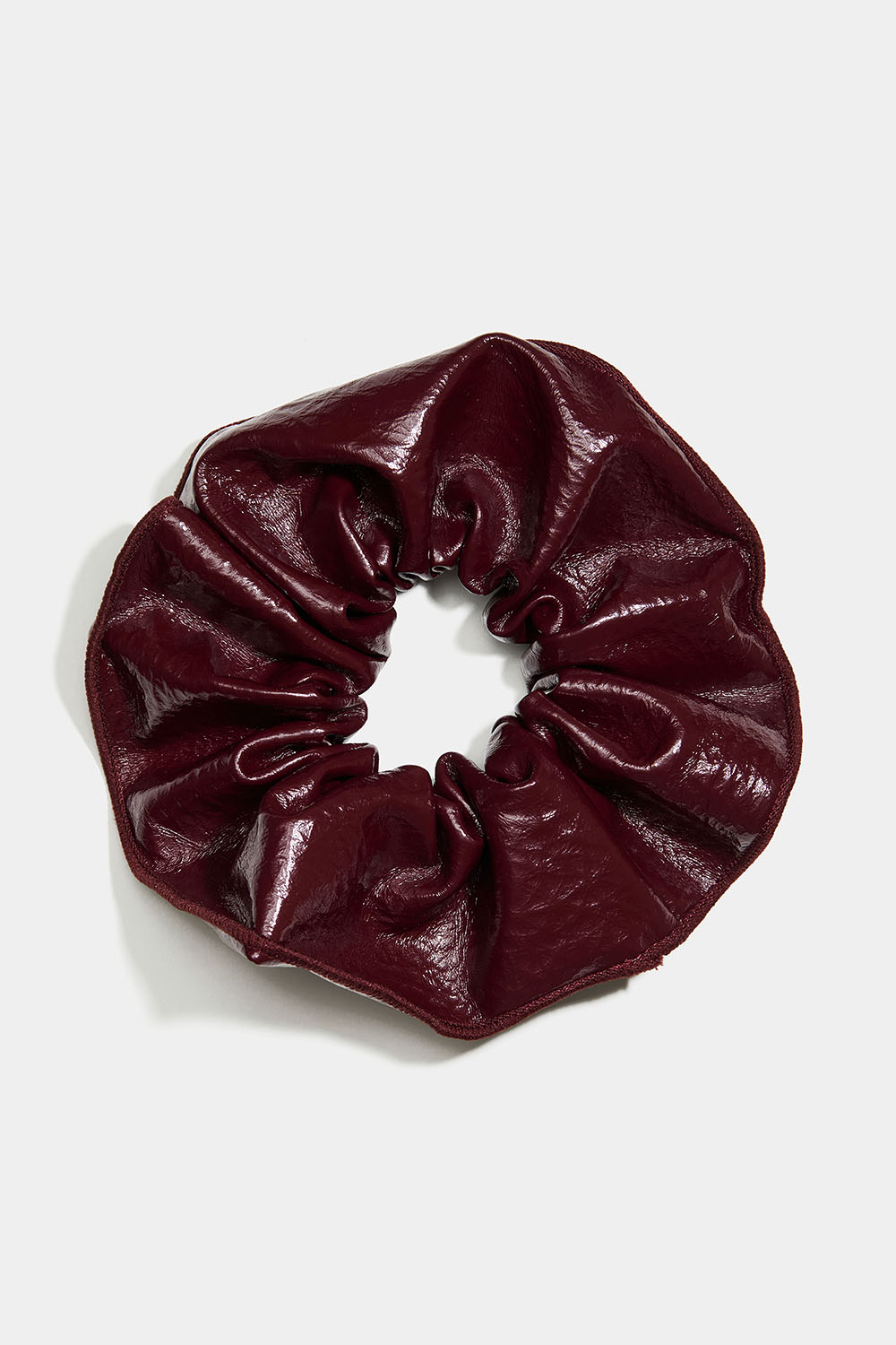 Stor scrunchie i mørk bordeauxrød imiteret læder i gruppen Håraccessories / Scrunchies hos Glitter (332002136300)