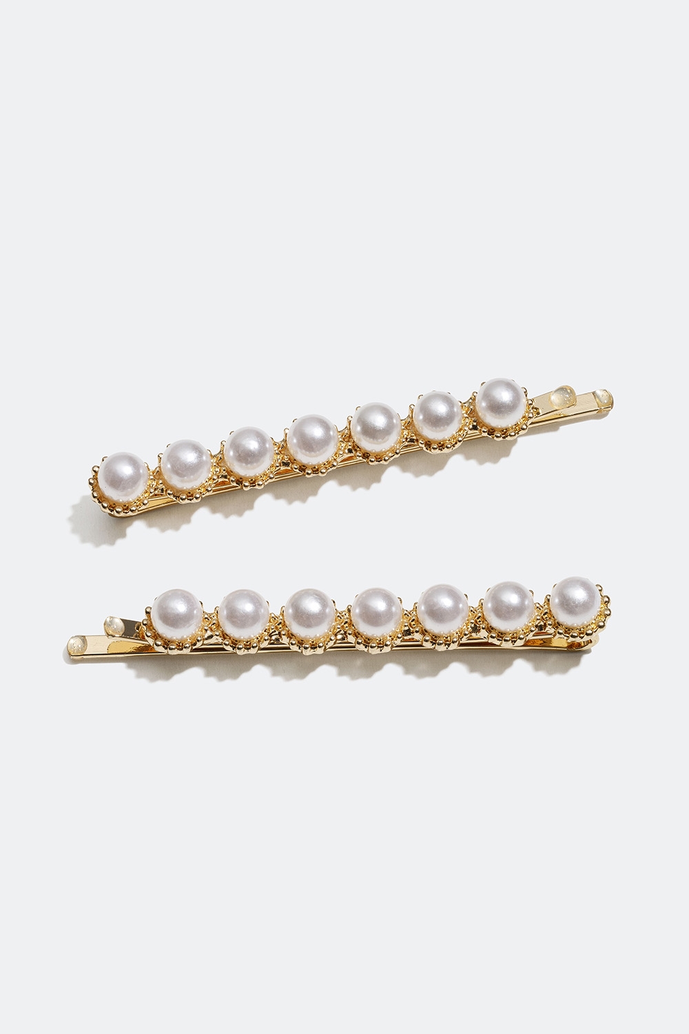 Guldfarvede hårspænder med hvide perler, 2-pak i gruppen Håraccessories / Spænder & klemmer / Flerpak hos Glitter (335000703000)