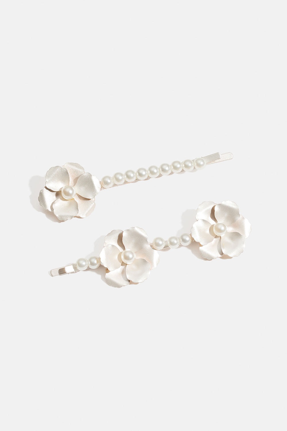 Hårnåle med hvide blomster og perler, 2-pak i gruppen Håraccessories / Spænder & klemmer / Hårspænder hos Glitter (335002113100)