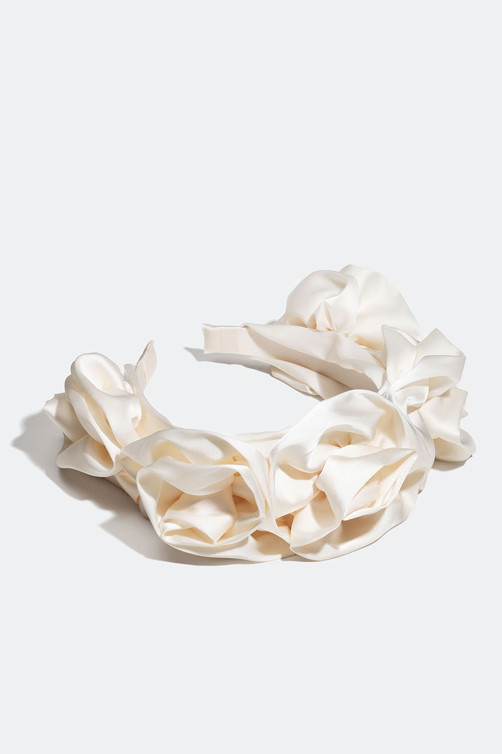 Hvid hårbøjle i imiteret silke med blomster i gruppen Håraccessories / Hårbøjler / Brede hos Glitter (336000663100)