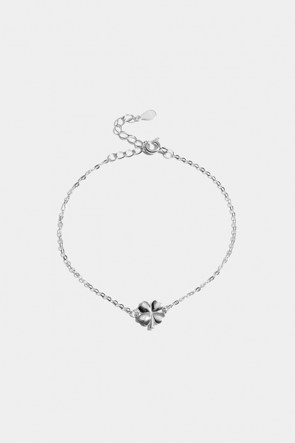 Armbånd i ægte sølv med en firkløver i gruppen Ægte sølv / Sølvarmbånd hos Glitter (551001101001)