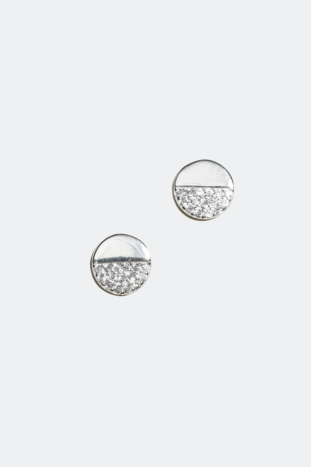 Flade øreringe i ægte sølv med sten i kubisk zirkonia i gruppen Sølvsmykker / Sølvøreringe / Ørestikker hos Glitter (55300002)