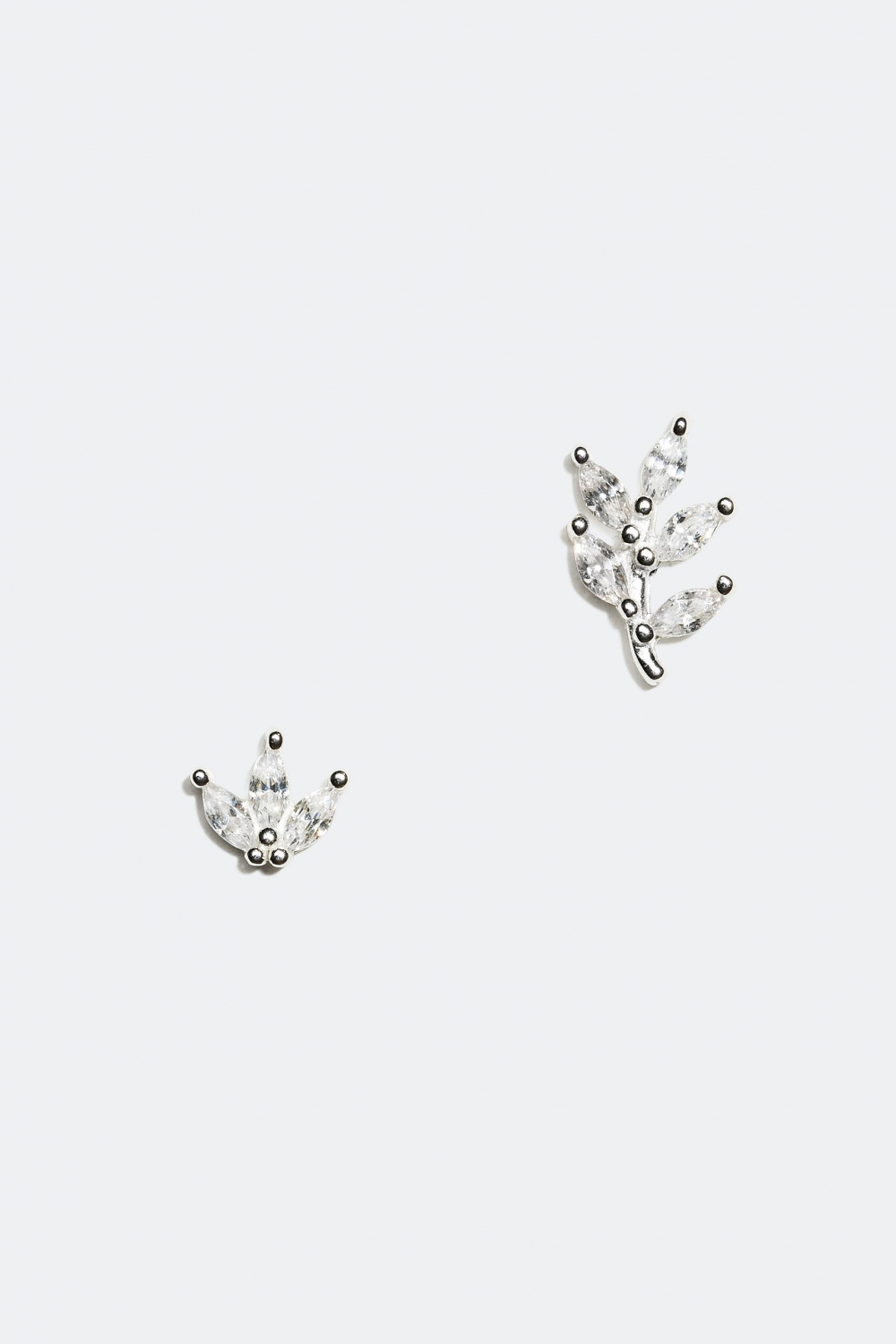 Små øreringe i forskellige størrelser med bladmotiv, ægte sølv i gruppen Ægte sølv / Sølvøreringe / Ørestikker i ægte sølv hos Glitter (553000351000)
