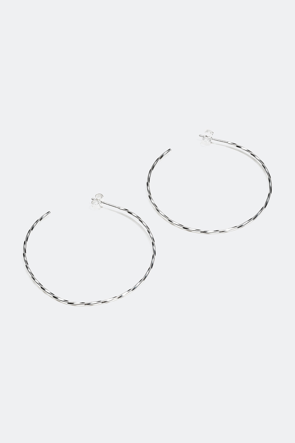 Smalle sølvhoops med snoet design i gruppen Ægte sølv / Sølvøreringe / Hoops i ægte sølv hos Glitter (55300038)