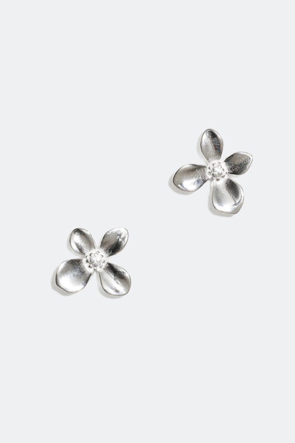 Ørestikker i ægte sølv med blomst i gruppen Ægte sølv / Sølvøreringe hos Glitter (553000431000)