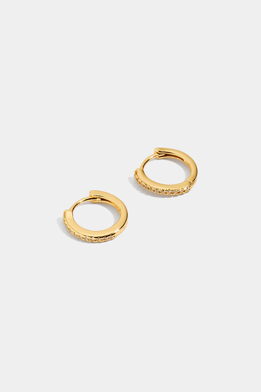 Små hoops med sten i kubisk zirkonia, forgyldt med 18 kt. guld, 1,2 cm i gruppen 18 kt. forgyldt sølv / Øreringe i 18 kt. guld hos Glitter (553000632000)