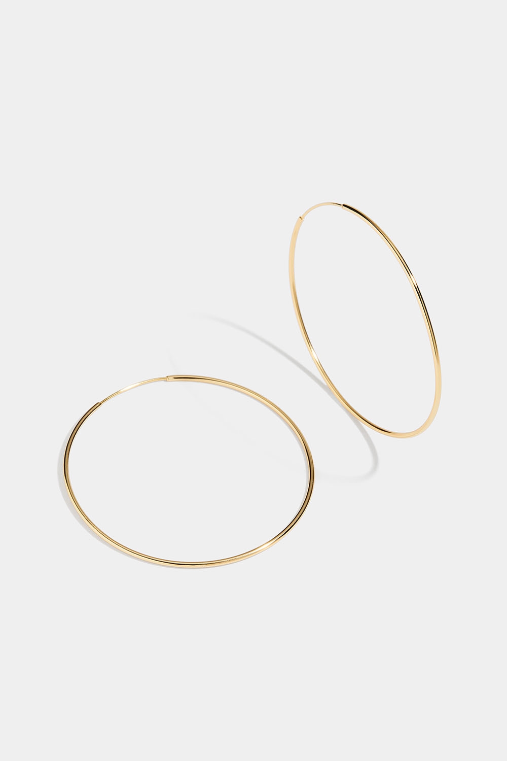 Store, tynde hoops i 18 karat forgyldt sølv, 5 cm i gruppen 18 kt. forgyldt sølv / Øreringe i 18 kt. guld hos Glitter (553000812000)