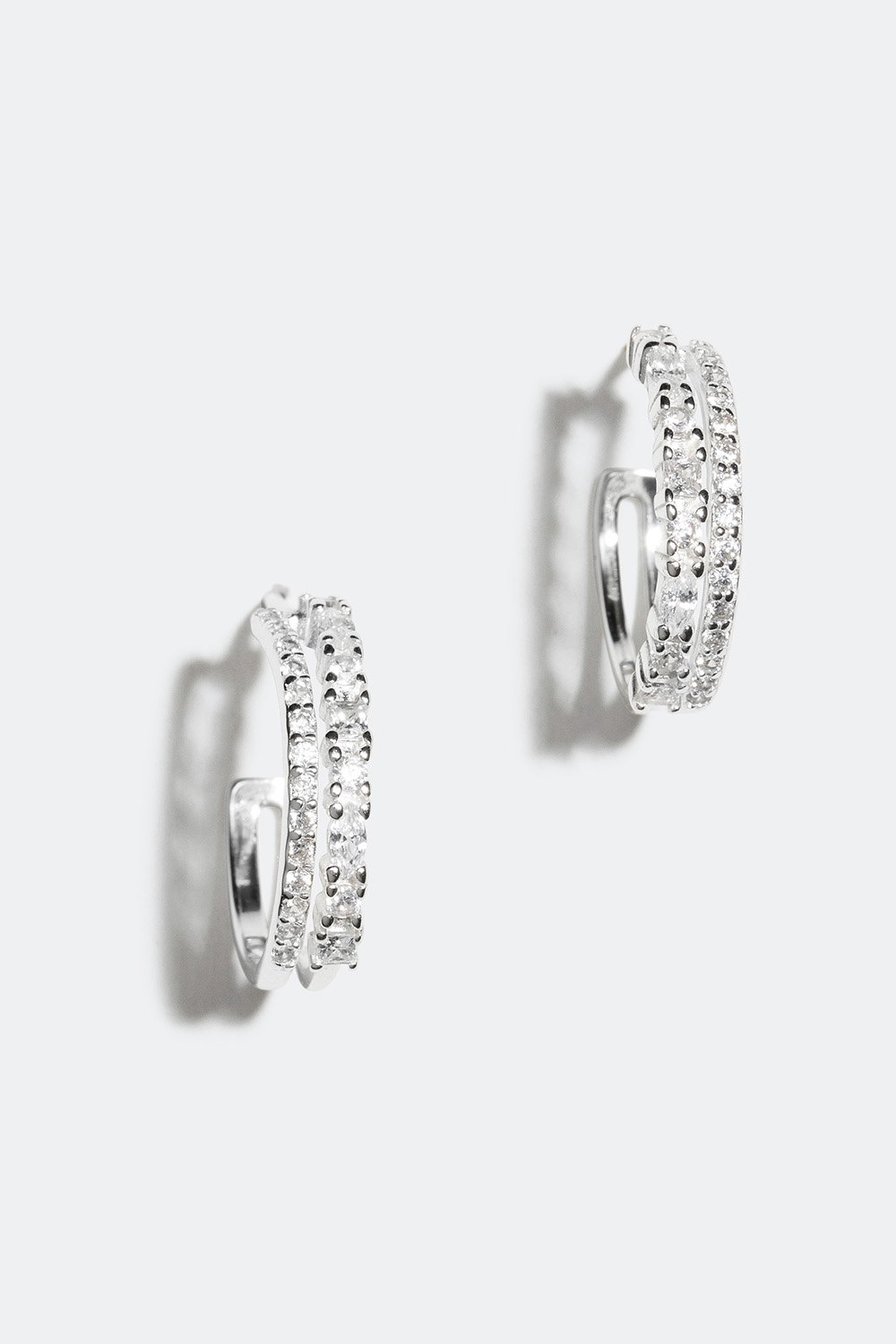Dobbelte hoops i ægte sølv med Cubic Zirconia i gruppen Ægte sølv / Sølvøreringe / Hoops i ægte sølv hos Glitter (553001711000)
