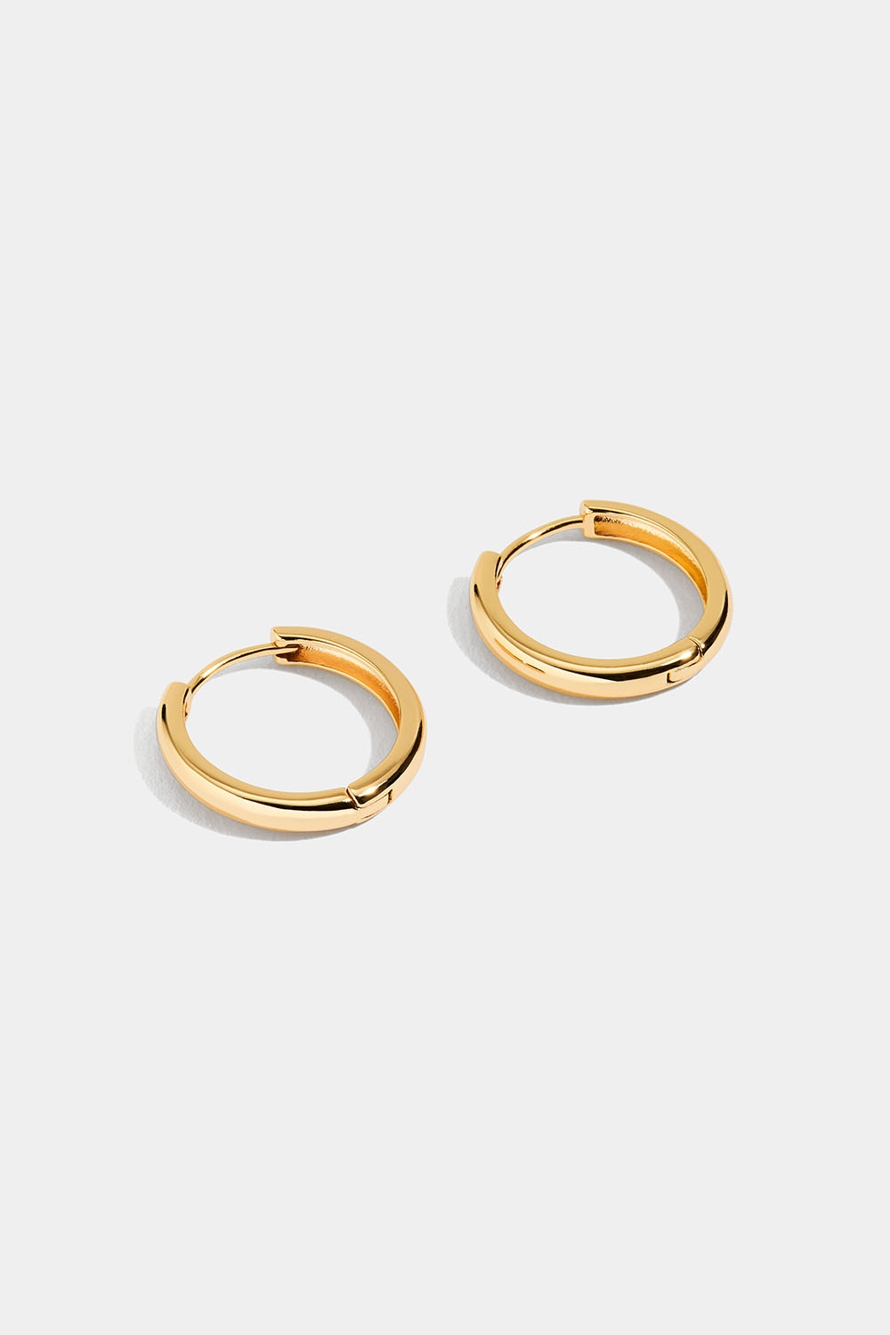 Hoops i 18 karat forgyldt ægte sølv, 1,5 cm i gruppen 18 kt. forgyldt sølv / Øreringe i 18 kt. guld hos Glitter (553003952002)