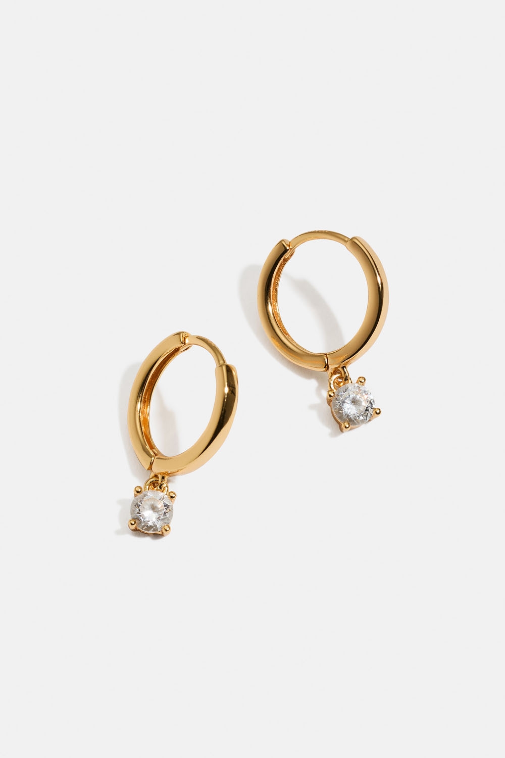 Hoops i 18k forgyldt sterlingsølv med rund kubiske zirkonia i gruppen 18 kt. forgyldt sølv / Øreringe i 18 kt. guld hos Glitter (553004492002)