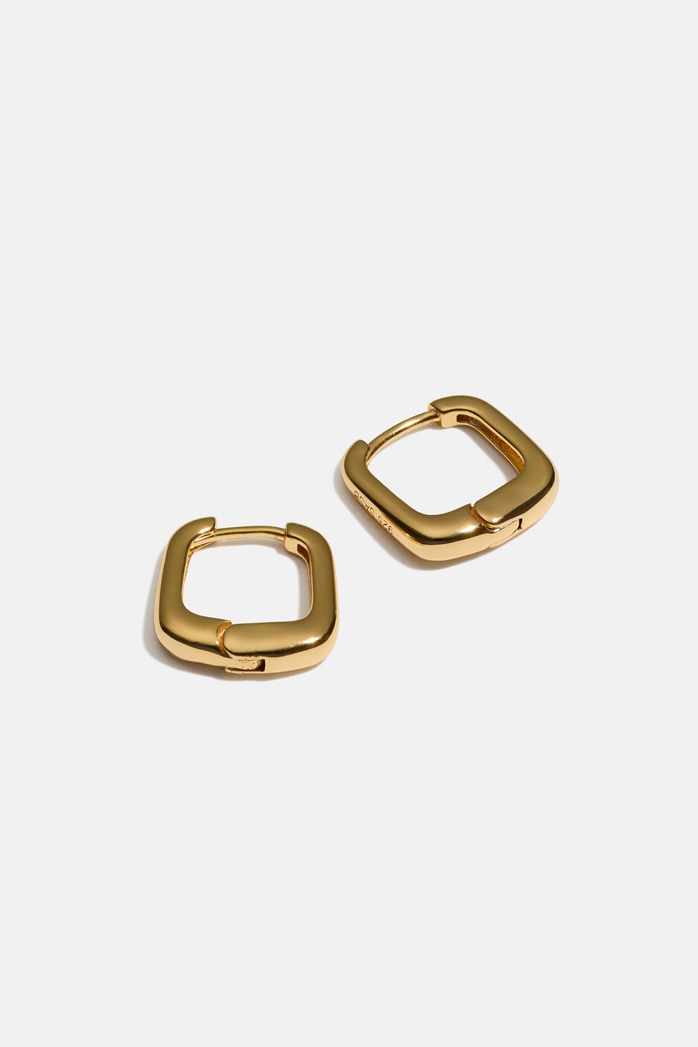 Store, kvadratiske hoops i 18 karat forgyldt ægte sølv i gruppen 18 kt. forgyldt sølv / Øreringe i 18 kt. guld hos Glitter (553004592002)