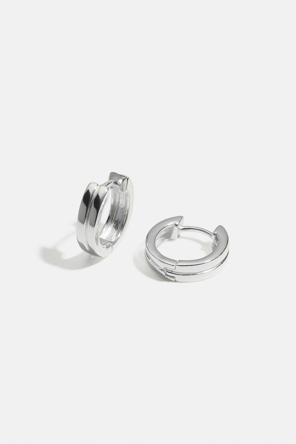 Hoops i ægte sølv med opdelt design i gruppen Ægte sølv / Sølvøreringe / Hoops i ægte sølv hos Glitter (553004621001)