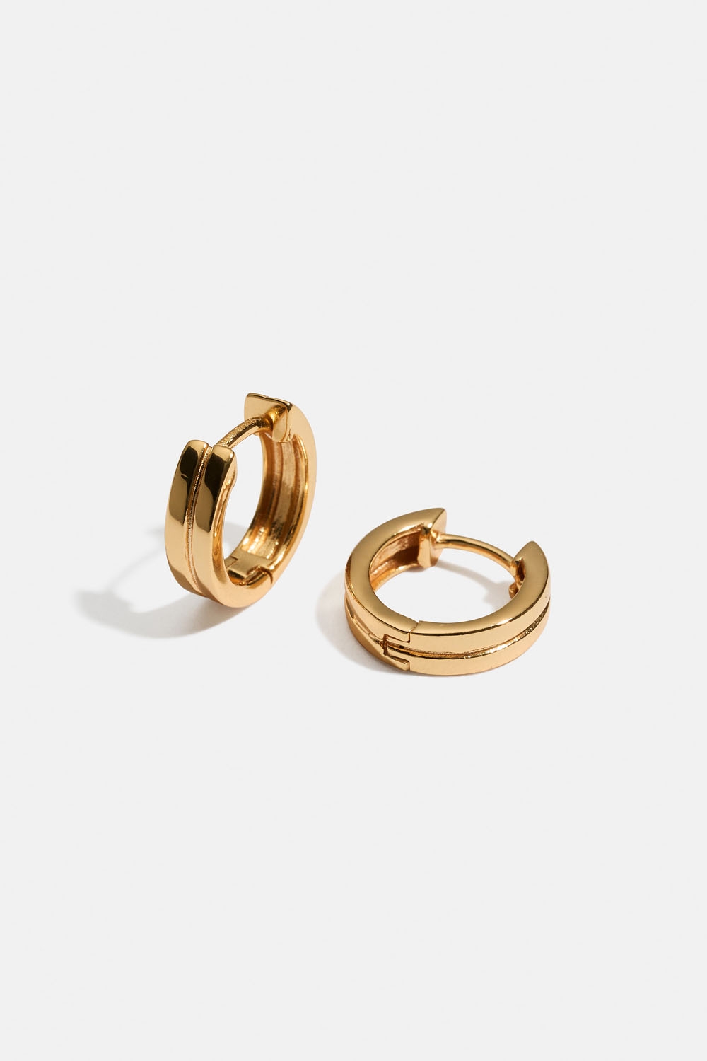 Hoops i 18 karat forgyldt ægte sølv med opdelt design i gruppen 18 kt. forgyldt sølv / Øreringe i 18 kt. guld hos Glitter (553004622002)