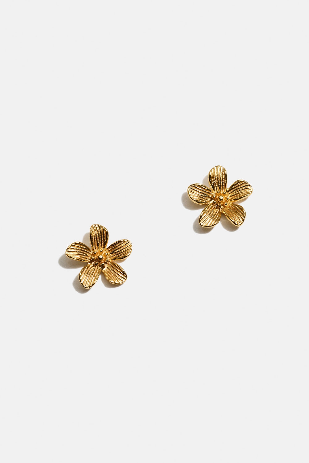 Ørestikker i 18 karat forgyldt ægte sølv med strukturerede blomster i gruppen 18 kt. forgyldt sølv / Øreringe i 18 kt. guld hos Glitter (553004642002)