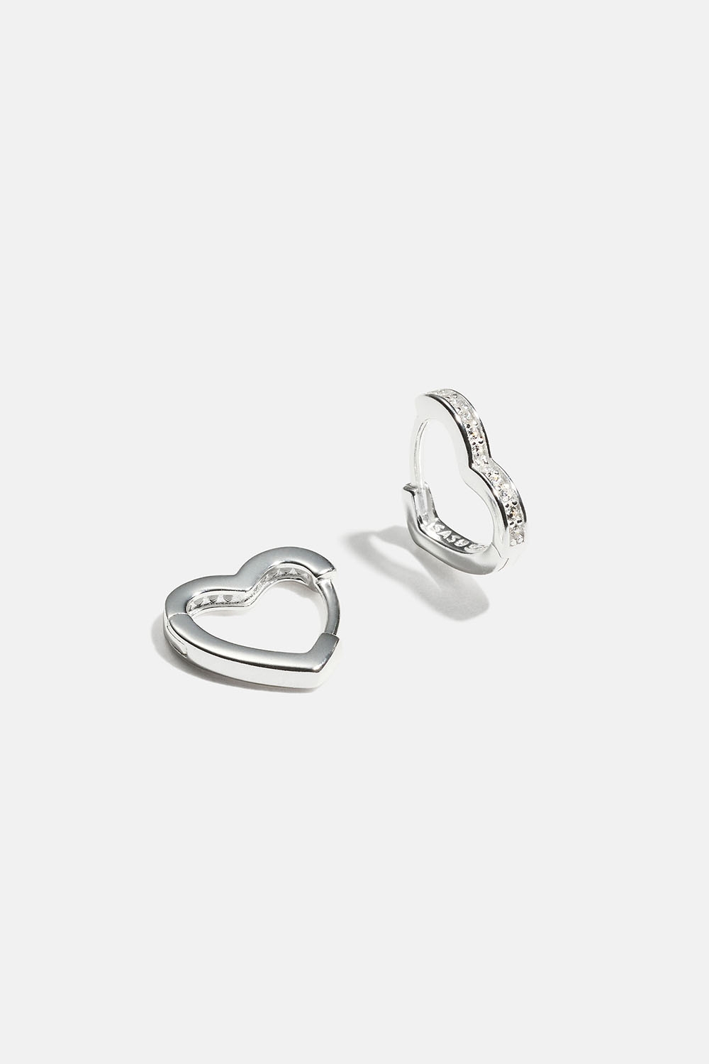 Hjerteformede hoops i ægte sølv med kubisk zirkonia i gruppen Ægte sølv / Sølvøreringe / Hoops i ægte sølv hos Glitter (553004811001)