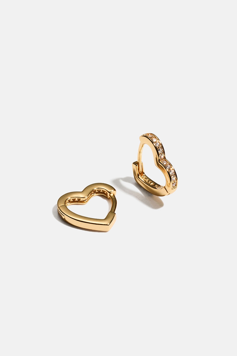 Hjerteformede hoops i 18k guldpletteret ægte sølv med kubisk zirkonia i gruppen Smykker / Øreringe / Hoops hos Glitter (553004812002)