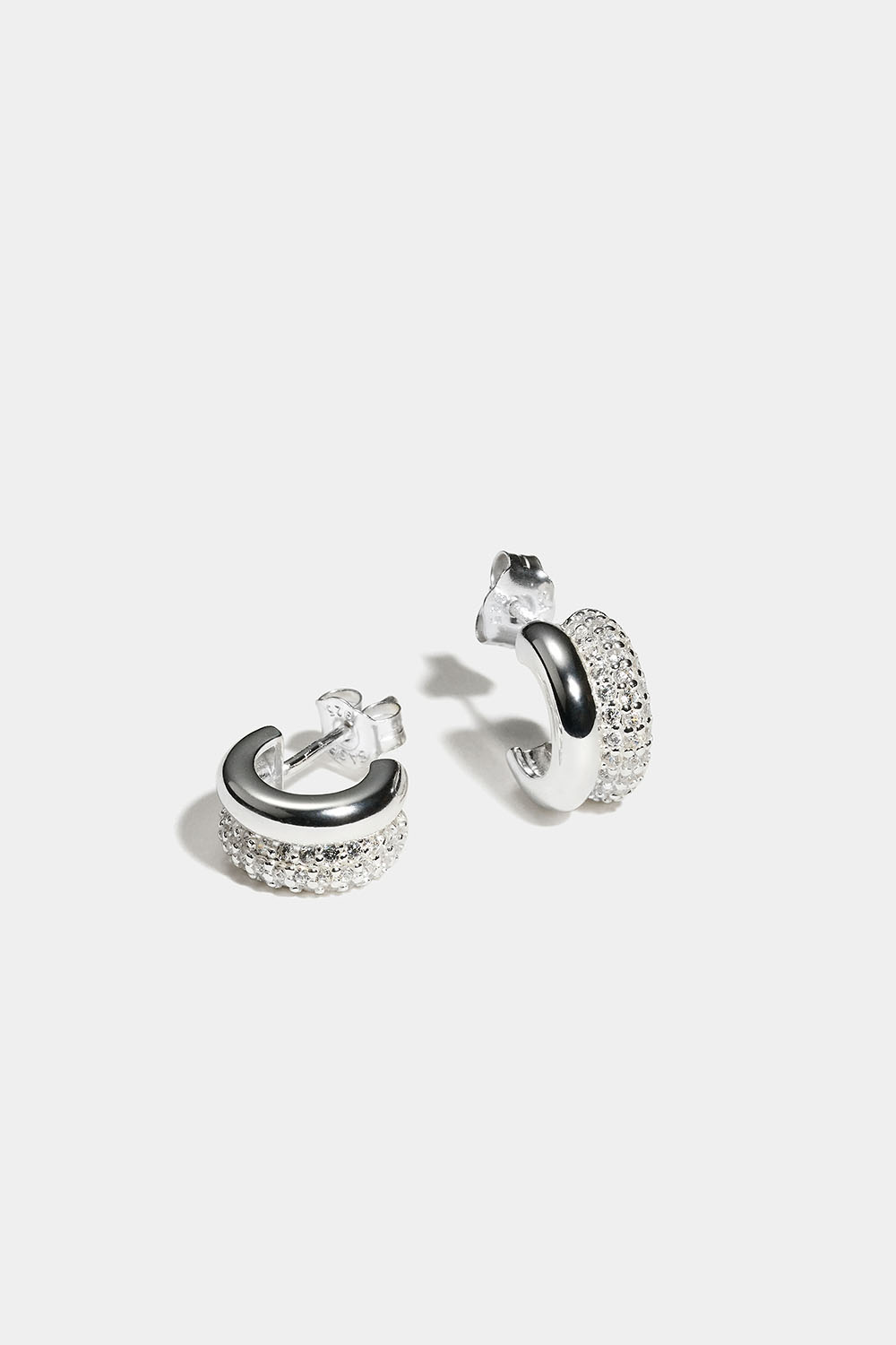 Dobbelte chunky hoops i ægte sølv med kubisk zirkonia i gruppen Ægte sølv / Sølvøreringe / Hoops i ægte sølv hos Glitter (553004841001)