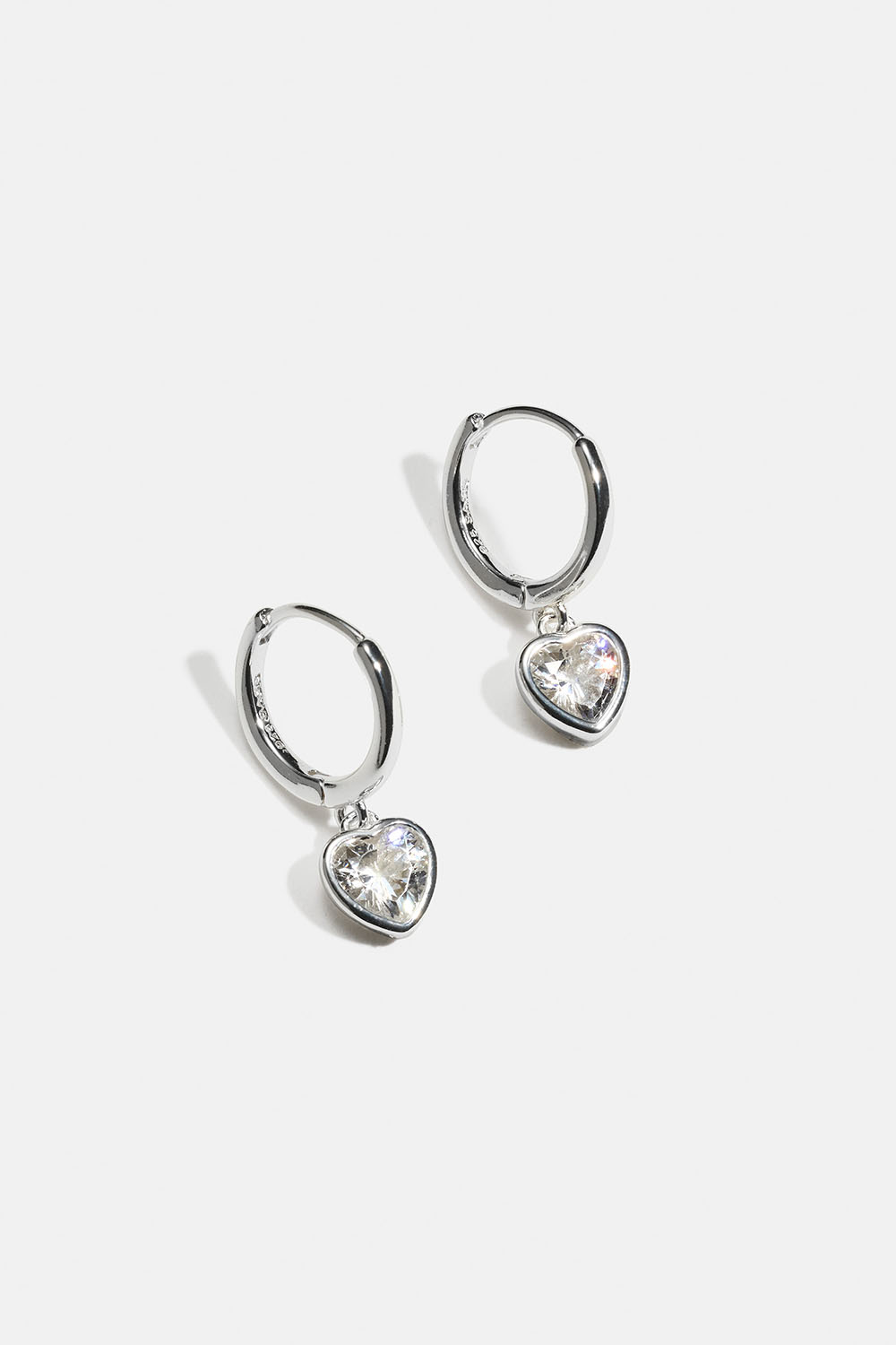 Små hoops i ægte sølv med hængende hjerter i kubisk zirkonia i gruppen Ægte sølv / Sølvøreringe / Hoops i ægte sølv hos Glitter (553005241001)
