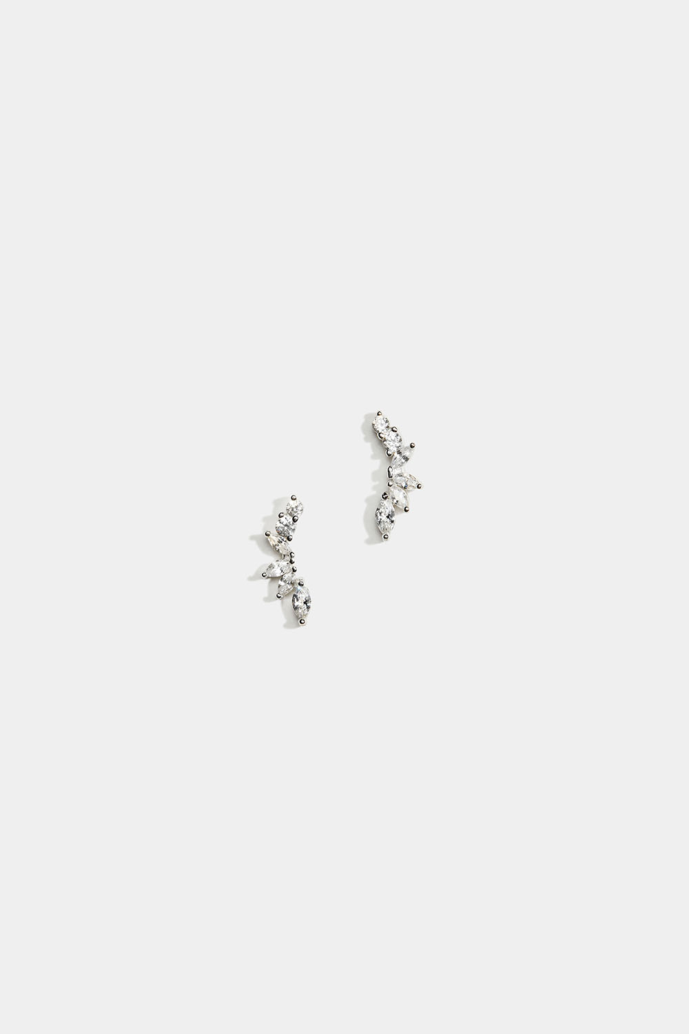 Små aflange øreringe i ægte sølv med Cubic Zirconia i gruppen Ægte sølv / Sølvøreringe / Ørestikker i ægte sølv hos Glitter (553006211000)