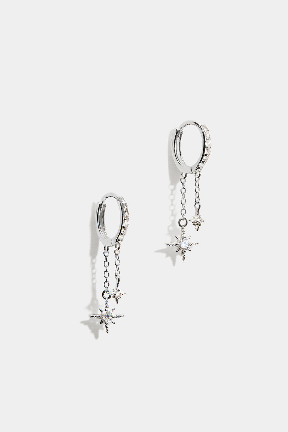 Små creoler i ægte sølv med stjernevedhæng og Cubic Zirconia i gruppen Ægte sølv / Sølvøreringe / Hoops i ægte sølv hos Glitter (553006241000)