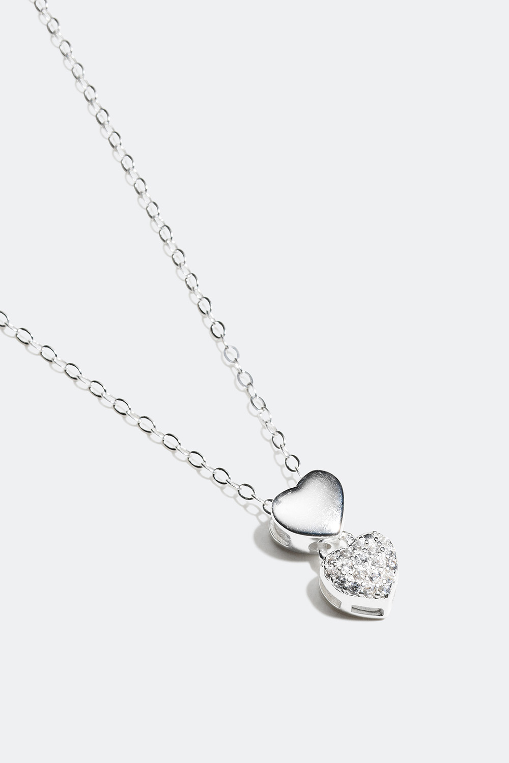 Halskæde i ægte sølv med vedhæng i form af to hjerter i gruppen Ægte sølv / Sølvhalskæder / Halskæder med vedhæng hos Glitter (55400018)