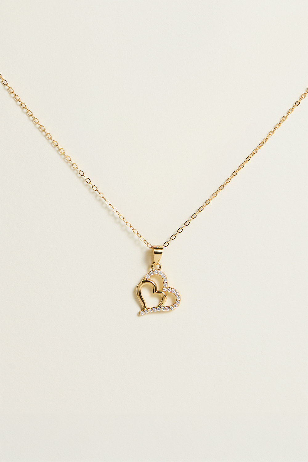 Halskæde i 18k guldpletteret ægte sølv med dobbekt hjerte og kubisk zirkonia i gruppen Smykker / Halskæder / Halskæder med vedhæng hos Glitter (554001442002)