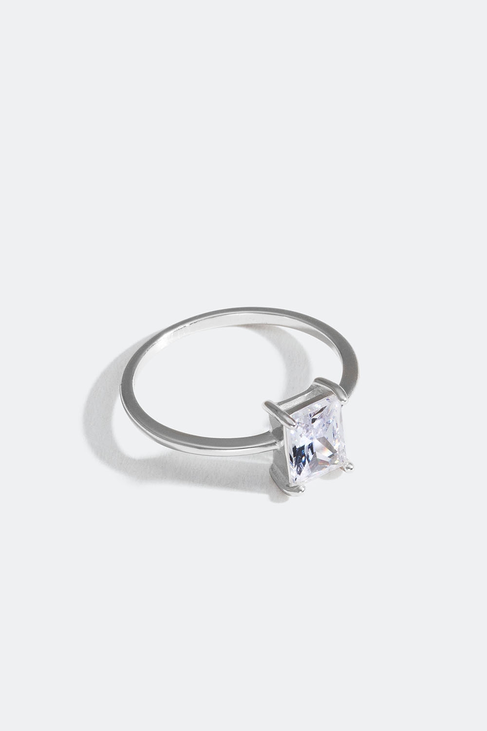 Ring i ægte sølv med rektangulær cubic zirconia-sten