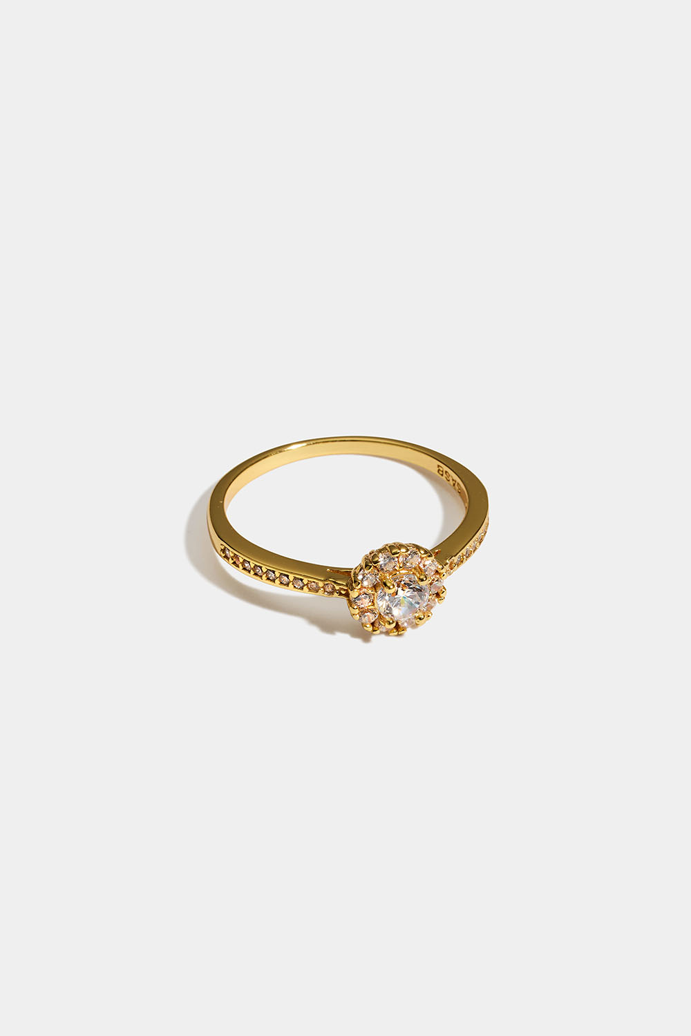 Ring i 18K forgyldt ægte sølv med rund Cubic Zirconia i gruppen Guldbelagt ægte sølv / guldbelagte ringe hos Glitter (5560020420)