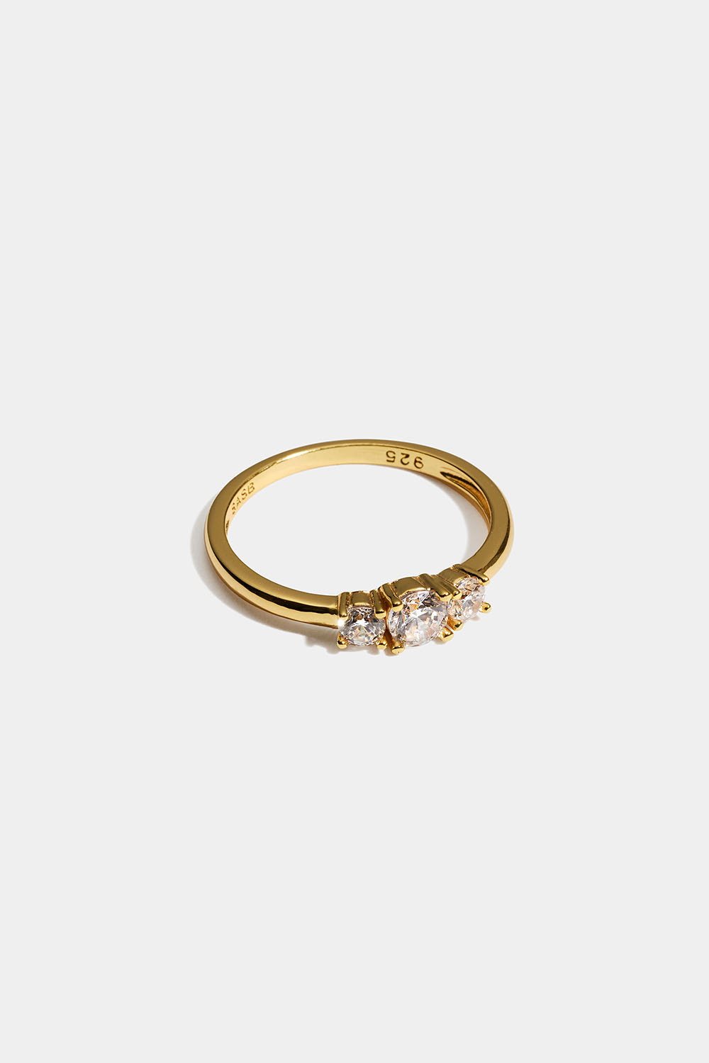 Ring i 18 karat forgyldt ægte sølv med tre Cubic Zirconia-sten i gruppen Guldbelagt ægte sølv / guldbelagte ringe hos Glitter (5560020720)