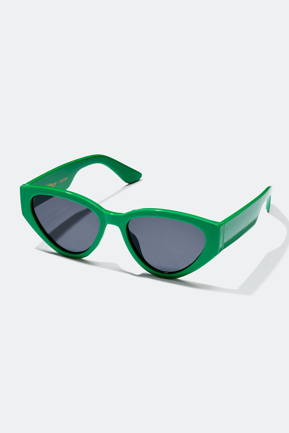 solbriller med afrundet cat eye-design på