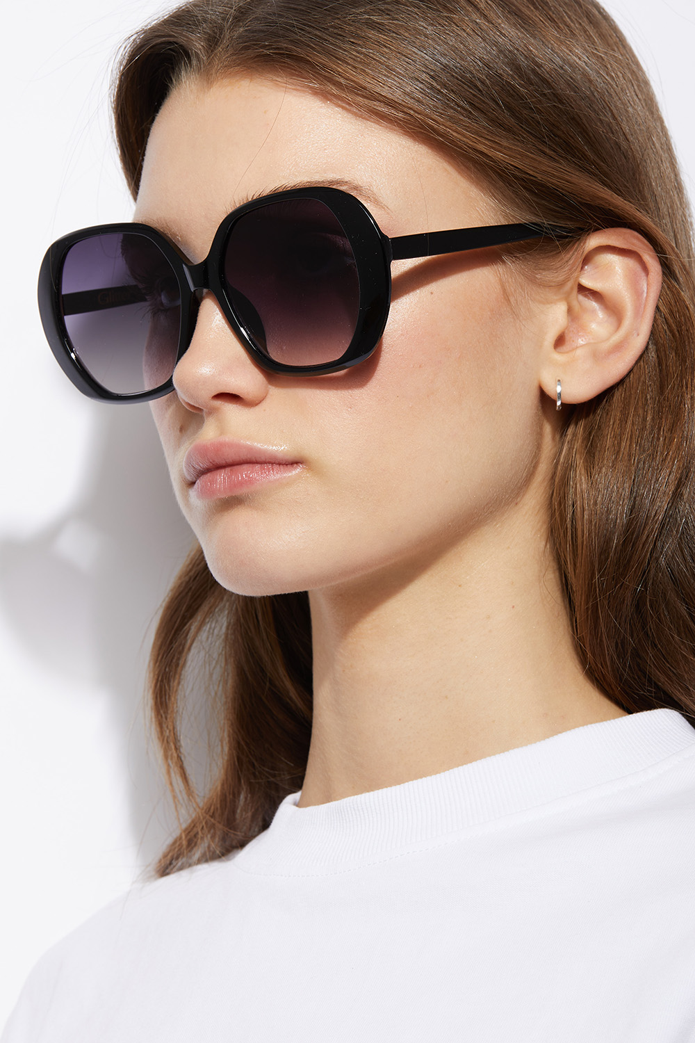 Oversize solbriller med sorte afrundede stel på Glitter.dk