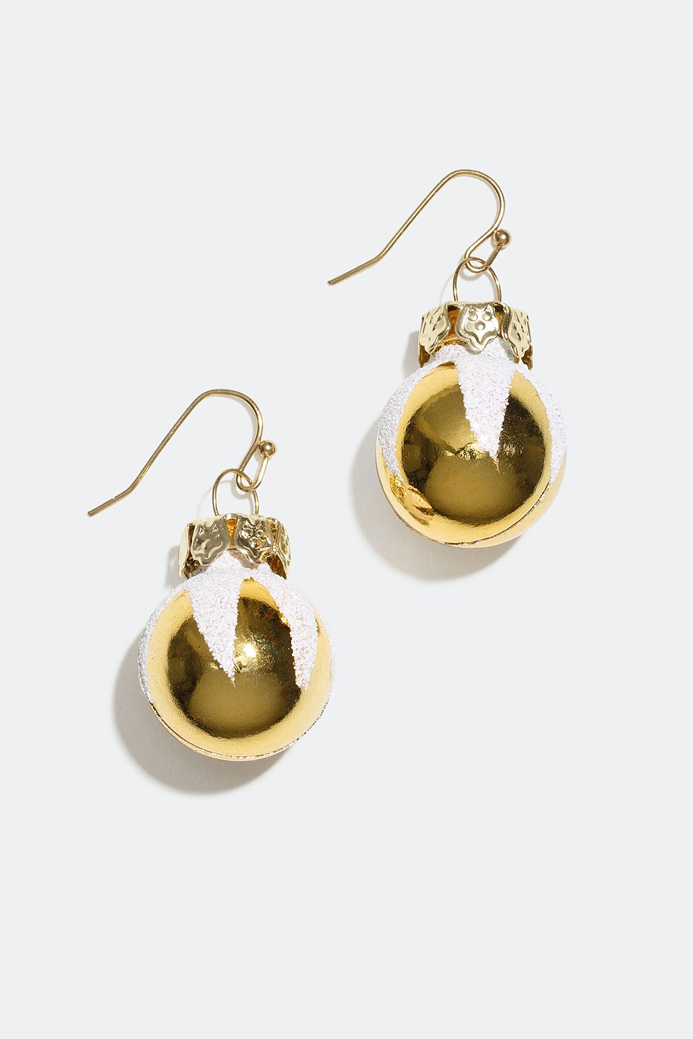 Øreringe med guldfarvede julekugler med glitter