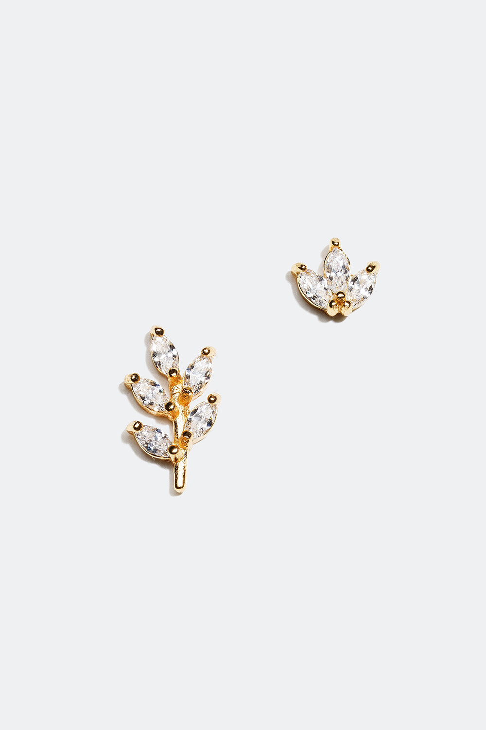 Små øreringe i forskellige størrelser med bladmotiv, forgyldt med 18 kt. guld