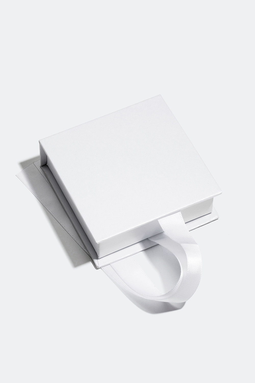 Hvid gaveæske med silkebånd